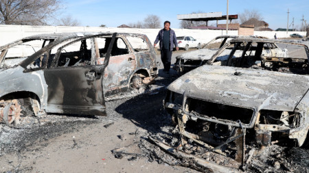 Десетки автомобили са опожарени в резултат на сблъсъците в Южен Казахстан.