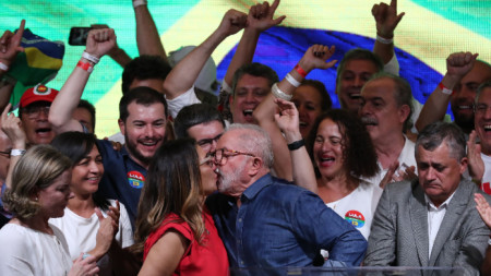 Новоизбраният президент на Бразилия Луиз Инасио Лула да Силва целува съпругата си след победата си на президентските избори - Сао Паоло, 31 октомври 2022