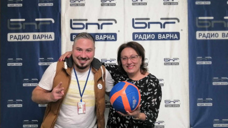Волейболният турнир ще се играе със стандартната топка, но по нестандартни правила, каза организаторът Янка Димитрова