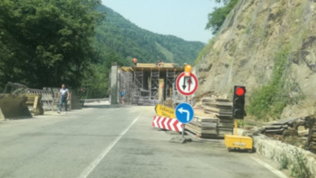 До седмица-две автотунелът на пътя за Рилския манастир ще бъде готов, казват експерти