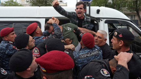 Полицаи задържат демонстранти в Ереван - столицата на Армения, 10 май 2022 г.