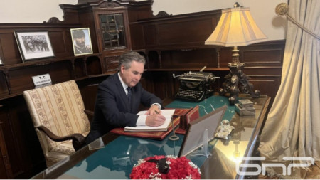 El embajador de España, S.E. Alejandro Polanco Mata, firma el libro de condolencias