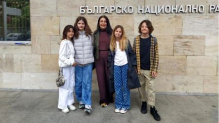 Мария Казасова с малките певци  Сивина Велева, Рада Атанасова, Боян Киров