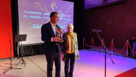 Кметът Димитър Николов показва наградата 