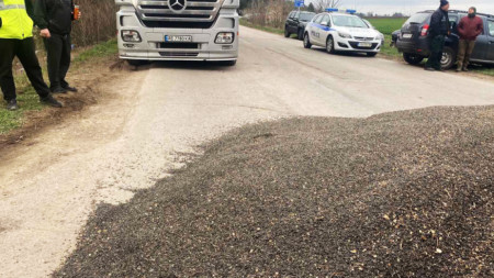 Движението на превозни средства към и от границата с Румъния е блокирано с изсипан на пътя слънчоглед.