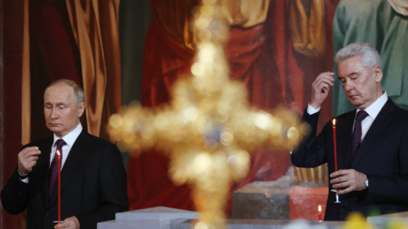 Президентът Путин (вляво) и кметът на Москва Собянин на великденската празнична служба в катедралата 