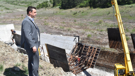 Областният управител на Перник Емил Костадинов провери докъде е стигнал ремонтът на язовирите в селата Мещица и Конска. 