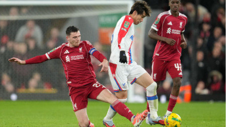 Робъртсън от Ливърпул фаулира Камада от Кристъл Палас.