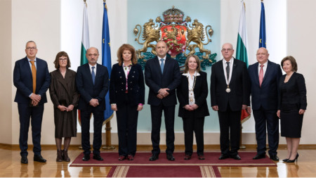 Vice President Iliana Iotova (fourth left), Head of State Radev (centre) and medics, who were awarded on the occasion of World Health Day, 7 April 2023, in Sofia.