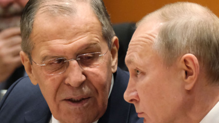 Руският външен министър Сергей Лавров (вляво) и президентът на Русия Владимир Путин