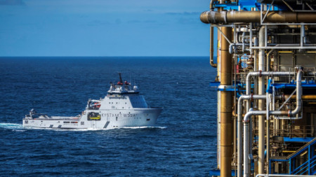 Кораб на норвежката брегова охрана край платформа в Северно море
