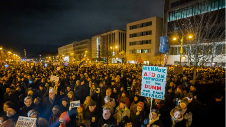 Протестиращите са се събрали пред централата на 