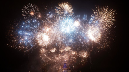 В Париж със сълзотворен газ бяха разпръснати протести предизвикани от