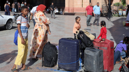  Хора, избягали от Судан, чакат пред железопътната гара в Асуан, Египет, 4 май 2023 г.
