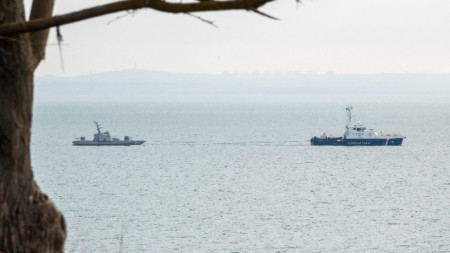 Кораб на руската брегова охрана влачи на буксир един от трите украински военни кораба, преди връщането им на Киев.