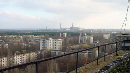 Изглед към Чернобилската АЕЦ от мъртвия град Припят.
