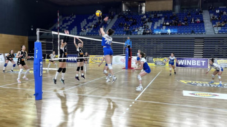 Левски (в сини екипи) и Славия се срещат в най-равностойния четвъртфинал.