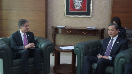 Държавният секретар на САЩ Антъни Блинкън (вляво) и министърът на външните работи на Китай Ван И