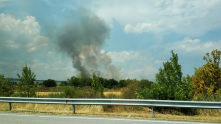 Пожарът между селата Овчеполци и Цар Асен е локализиран, няма опасност за населените места.