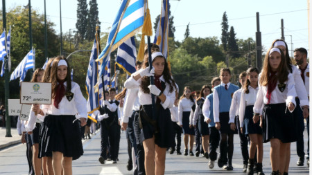 Ученици на парад, отбелязващ гръцкия национален празник в Атина