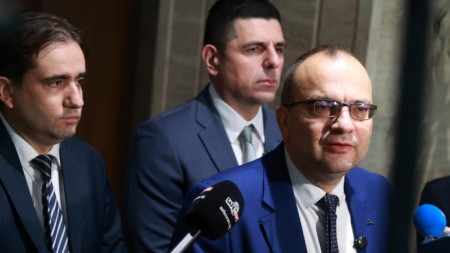 Народни представители от „Да, България” дават изявление пред медиите в сградата на Народното събрание. 