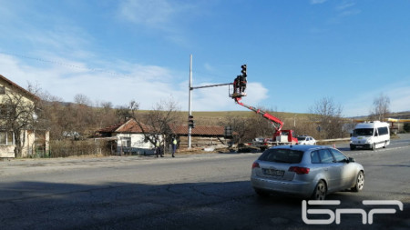 С нов светофар е кръстовището при пернишкото село Драгичево съобщи