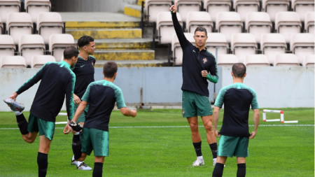 Роналдо дава наставления на последната тренировка на Португалия снощи.