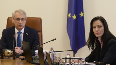 Премиерът Николай Денков и вицепремиерът Мария Габриел на заседанието на МС -  18 октомври 2023 г. 