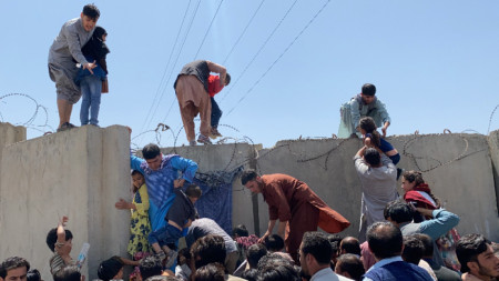 Афганистанци прескачат стената на летището в Кабул в опит да напуснат страната, 16 август 2021 г.