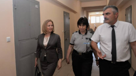 La ministra de Justicia, Nadezhda Yordanova (iz.), de visita en la prisión de mujeres en la ciudad de Sliven 