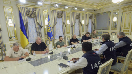 Президентът на Украйна Володимир Зеленски разговаря в Киев с представители на МААЕ, водени от шефа на агенцията Рафаел Гроси, 30 август 2022 г.