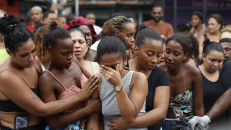 Жители на Рио де Жанейро наредиха телата на жертвите на улицата, 29 октомври 2025 г.