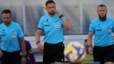 Радослав Гидженов (в средата) ще ръководи мача Левски - ЦСКА