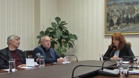 Вицепрезидентът Илияна Йотова, социалният антрополог Харалан Александров и историкът Пламен Павлов (в ляво). 