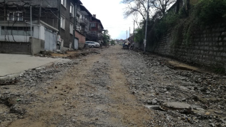 Пороите изровиха дупнишката улица в ремонт „Бригадираска“, това ще оскъпи рехабилитацията ѝ, коментират живеещи наблизо.