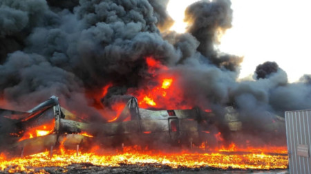 Пожар в склад в Суми след руски обстрел, 18 март 2022 г.