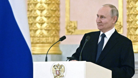 Руският президент Владимир Путин изнася реч по време на церемония за получаване на акредитивни писма от чуждестранни посланици в Александровската зала на Кремъл, Москва, 5 април 2023 г. 
