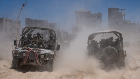 Снимка, направена на 3 юли и публикувана на 7 юли 2024 г., показва машини на израелската армия, транспортиращи група войници и журналисти в южната част на Ивицата Газа.