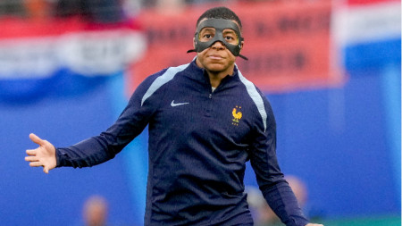 Мбапе смени маската, с която беше на пейката срещу Нидерландия.