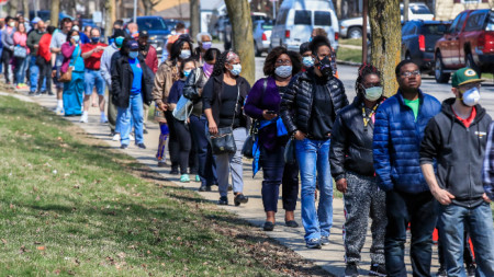 Хиляди избиратели в щатa Уисконсин, пренебрегнаха здравните препоръки за коронавируса
и чакаха с часове да гласуват на първични избори.
