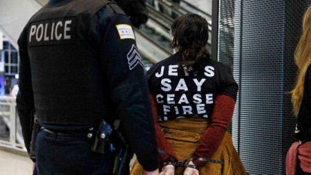 Протестиращ е арестуван в Accenture Tower в Чикаго, архив, 13 ноември 2023 г. 
