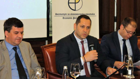 Zv.Ministri Manolev (në mes) gjatë hapjes së forumit