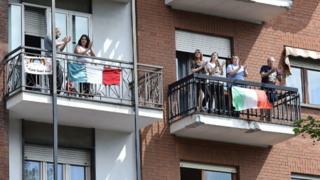 Италианци пеят на балконите