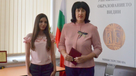 Началникът на Регионалното управление на образованието във Видин Веселка Асенова връчи отличието на Джулия Стефанова.