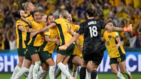 След 20 дузпи Австралия победи Франция на световното за жени