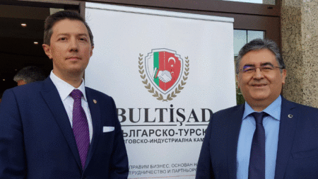 Türkiye’nin Sofya Büyükelçisi Hasan Ulusoy (sağda) ve Bulgar- Türk Ticaret ve Sanayi Odası BULTİŞAD Başkanı Edis Emre.