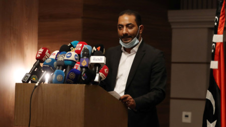 Абделмомен ал-Шариф, член на комитета за нова конституция на Либия, по време на пресконференция в Тунис