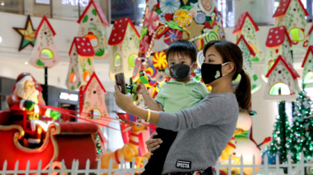 Коледна украса в мол в Колката, 17 декември 2020 г.