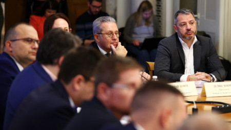 На заседанието на Комисията по бюджет и финанси в  НС - 18 ноември 2025 г. На снимката в центъра е депутатът от ДПС-НН Йордан Цонев и вдясно -  председателят на комисията Делян Добрев от ГЕРБ-СДС.