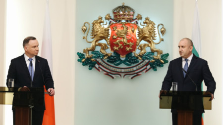 Rumen Radev (dcha.) y Andrzej Duda